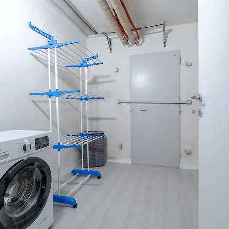 Guesthost - La Del Regio! Chic & *